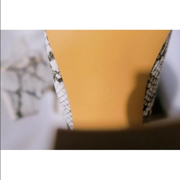 Fashion Nova heeled booties 7 - Picture 7 of 9